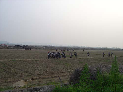 대추리 곳곳에 진을 치고 있는 전경들 